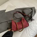 Bolso bandolera vintage de ante burdeos con cadena dorada y correa de cuero - Burdeos