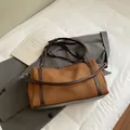 Retro-Tragetasche in Braun im Kontrast-Design mit doppelten Riemen für den Alltag - Groß (Ohne Anhänger) / Braun