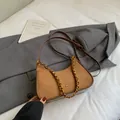 Bolso hobo de ante marrón con cadena dorada y diseño minimalista de media luna - Marrón