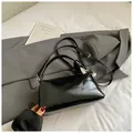 Glänzende schwarze Boston-Schultertasche mit Silberkette und elegantem Lackleder-Finish - Ohne Anhänger / Schwarz
