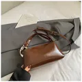 Retro Boston Schultertasche aus dunkelbraunem Glanzleder mit silbernem Metallring - Ohne Anhänger / Braun
