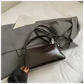 Retro dunkelbraune Boston Handtasche aus geöltem Leder mit Schultergurt für Damen - Ohne Anhänger / Braun
