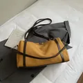 Retro-Boston-Tasche aus mattem Leder in Senfgelb mit braunen Kontrast-Schultergurten - Groß (Ohne Anhänger) / Gelbbraun