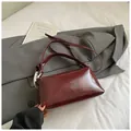 Vintage bordeauxrote Boston-Handtasche aus glänzendem Kunstleder mit Retro-Struktur - Ohne Anhänger / Rot