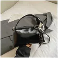 Schwarze glänzende Boston-Handtasche mit geknoteten Griffen und Anhängern im Retro-Stil - Mit Anhänger / Schwarz