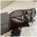 Schicke dunkelbraune Boston-Handtasche aus glänzendem Wachsleder mit Knotengriff-Design - Mit Anhänger / Braun