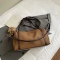 Braune Retro-Tragetasche mit Bärenanhänger auf grauem Anzug-Hintergrund - Groß (Mit Anhänger) / Braun