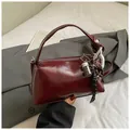 Retro Boston-Handtasche in Burgunderrot aus Glanzleder mit Knotengriff und Silberring - Mit Anhänger / Rot