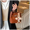 Braune Beuteltasche Detail mit silbernem Drehverschluss und Plüsch-Hasen-Anhänger - Nur Einzelbeutel / Braun