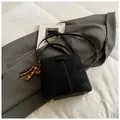 Secchiello nero opaco alla moda con tracolla larga e perline di legno decorative - Nero