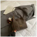 Dunkelbraune Beuteltasche in Matt-Optik mit Kontrastnähten und Plüsch-Anhänger - Mit Anhänger / Braun