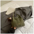 Dunkelgrüne Eimertasche mit Kontrastnähten und weichem Plüsch-Anhänger-Detail - Mit Anhänger / Grün