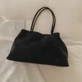 Borsa tote nera minimalista oversize con cuciture verticali e spalline lunghe sottili - Nero