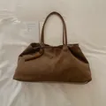 Borsa tote in pelle marrone con pochette su camicia bianca in stile minimalista - Marrone