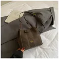 Braune Umhängetasche aus Wildleder mit Kontrastnähten und goldfarbenem Logo-Detail - Ohne Anhänger / Braun