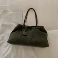 Borsa tote grande verde oliva in pelle scamosciata con ciondolo coordinato - Verde Oliva