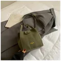 Olivgrüne Eimer-Tasche aus Wildleder mit weißen Ziernähten und verstellbarem Riemen - Ohne Anhänger / Grün