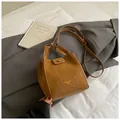 Schicke karamellbraune Beuteltasche aus Leder mit Kontrastnähten und Magnetklappe - Ohne Anhänger / Braun