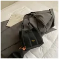Schwarze Beuteltasche mit Kontrastnähten und verstellbarem Gurt im Lifestyle-Stil - Ohne Anhänger / Schwarz
