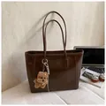 Σκούρο καφέ δερμάτινη τσάντα tote με vintage υφή και χαριτωμένο αρκουδάκι charm - Λάσπη με Μενταγιόν