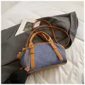 Schicke blaue Denim- und braune Leder-Umhängetasche mit goldenen Beschlägen - Blau