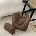 Vista detallada del bolso tote marrón oscuro con textura de lichi y neceser a juego - Juego de Bolso Tote / café