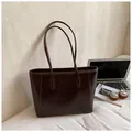 Grand sac fourre-tout marron foncé en cuir brillant avec longues anses pour le quotidien - Café sans pendentif