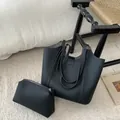 Detalle del conjunto de bolso tote negro en cuero granulado con bolso de mano a juego - Juego de Bolso Tote / Negro
