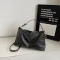 Sac bandoulière minimaliste en daim noir mat avec des accents dorés élégants - Noir