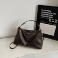 Sac hobo vintage en daim marron foncé pour femme avec quincaillerie dorée et bandoulière - Marron