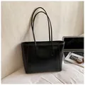 Sac fourre-tout noir minimaliste en cuir brillant avec de longues bretelles d'épaule - Noir sans Pendentif