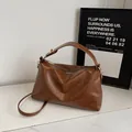 Sac bandoulière rétro marron en daim avec détails dorés et large anse élégante - Marron