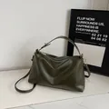 Sac à bandoulière en suédine vert olive mat rétro avec détails dorés élégants - Vert