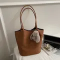 Sac cabas tissé marron foncé avec charm lapin en peluche et bandoulière élégante - Avec Ornement / Marron