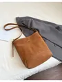 Braune Beuteltasche aus mattem Leder mit verstellbarem Gurt im Vintage-Stil - Braun