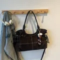 Borsa tote marrone scuro con cuciture bianche a contrasto e ciondolo con nappine - Con Ciondolo / Nero