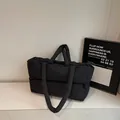Borsa tote trapuntata nero opaco con tracolle e design imbottito in piuma - Nero