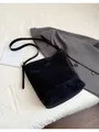 Minimalistische schwarze Beuteltasche aus mattem Leder mit feinem Schulterriemen - Schwarz