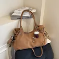 Grande borsa tote marrone in morbida pelle con cuciture bianche e ciondolo di peluche - Con Ciondolo / Marrone