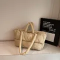 Borsa tote trapuntata bianco crema con doppi spallacci e morbido design imbottito - Cachi