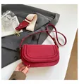 Borsa a tracolla rossa retrò con due tracolle su sfondo di un blazer grigio scuro - Rosso
