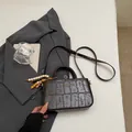 Dunkelbraune Handtasche mit Krokodilmuster, Vintage-Anhänger und Schultergurt - Mit Anhänger / Braun