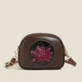 Bruine lederen schoudertas met roze lotusbloem-reliëf en goudkleurige metalen hardware - Bruin