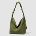 Borsa hobo minimalista in nylon verde oliva con tracolla a pieghe e dettagli a nuvola - Verde