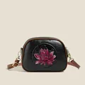 Retro Boston tas van zwart kiezelleder met reliëf lotusbloem en bruine schouderriem - Zwart