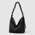 Borsa tote nera minimalista con tracolla arricciata e finitura opaca - Nero