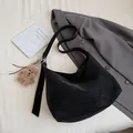 Sac cabas en cuir PU noir avec breloque ours en peluche marron et large bandoulière - Noir avec Pendentif