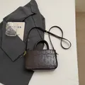 Bolso bandolera marrón oscuro de piel sintética con relieve de cocodrilo y detalles dorados - Sin colgante / Marrón