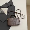 Bolso cuadrado pequeño marrón oscuro con efecto cocodrilo, logo dorado y bandolera - Sin colgante / Marrón