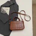 Elegante bolso marrón con patrón de cocodrilo, logo dorado y correa ajustable - Sin colgante / Marrón Amarillento